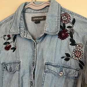 Jean button up w, floral collar. Size M